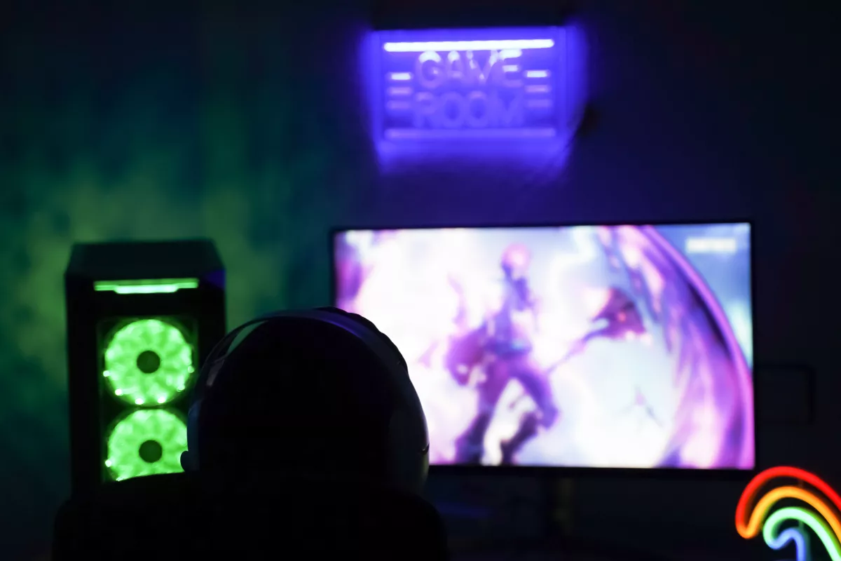 joven en workstation 