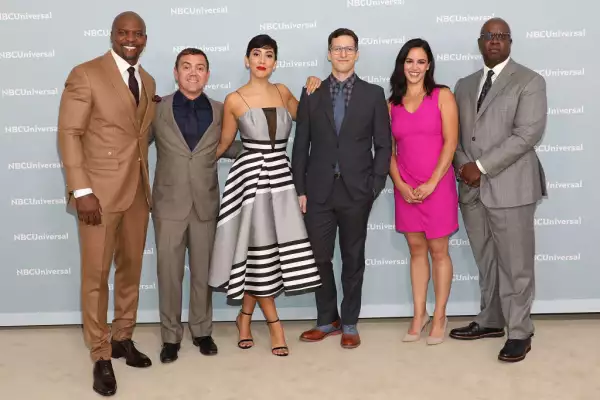 Andre Braugher junto a sus compañeros del elenco de la serie Brooklyn 99