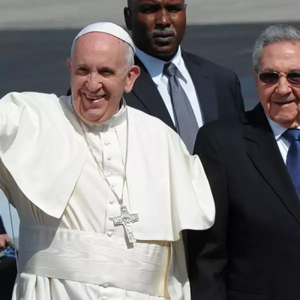 El pontífice fue recibido por el mandatario Raúl Castro a su llegada a suelo cubano.