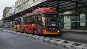 Metrobús esperando en una estación.