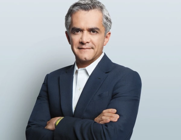 El maestro sexy. Un ex alumno de Mancera asuró que era muy querido en su tiempo como docente y que era el amor platónico de muchas mujeres en el ITAM.