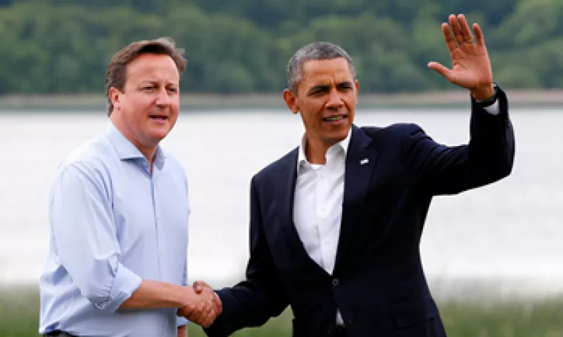 El presidente de EU, Barack Obama y el primer ministro británico, David Cameron se reunieron en el marco del G8 para discutir el TLC.   (Foto: Reuters)