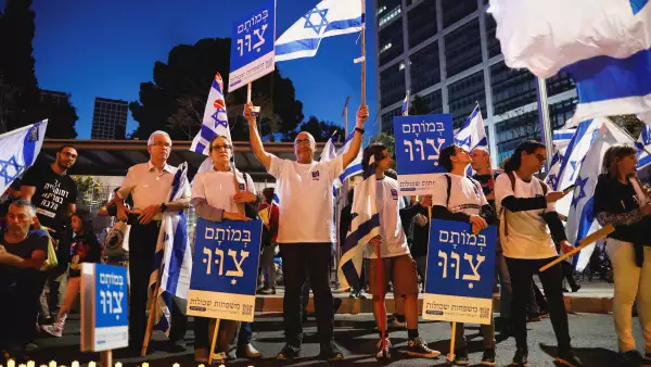 Los manifestantes sostienen banderas israelíes durante una manifestación contra el primer ministro israelí, Benjamin Netanyahu, y la reforma judicial de su gobierno de coalición nacionalista, en Tel Aviv. (Foto: REUTERS/Corinna Kern)