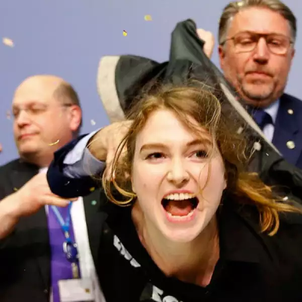 La manifestación ocurrió mientras Draghi leía el comunicado de política monetaria de la entidad.