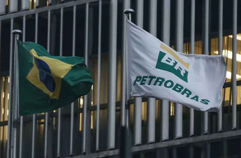 La empresa petrolera brasileña recomprará también 3,000 mdd de deuda que vence en 2018.