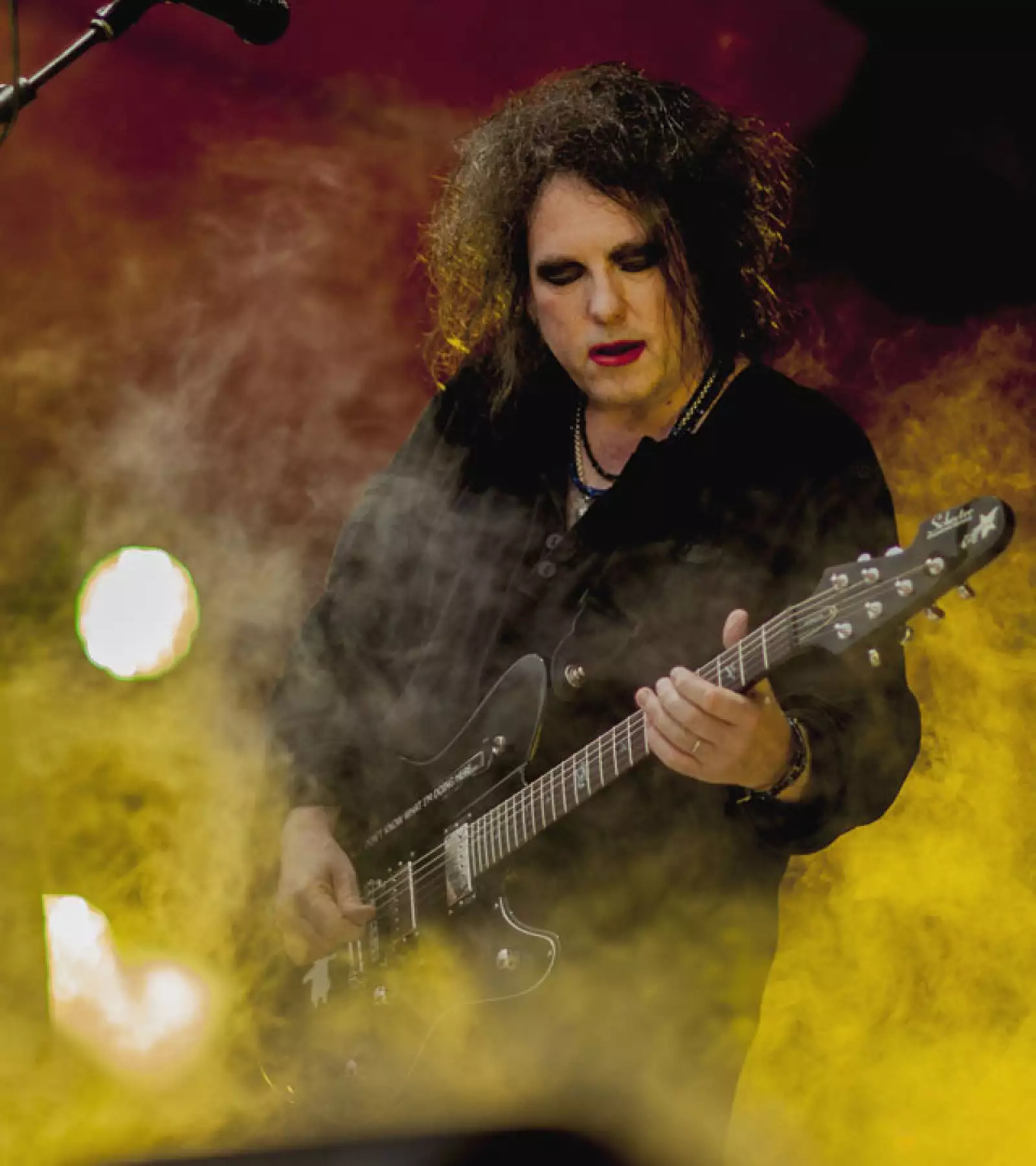 Robert Smith de la banda británica The Cure prefiere el color rojo encendido para los labios.
