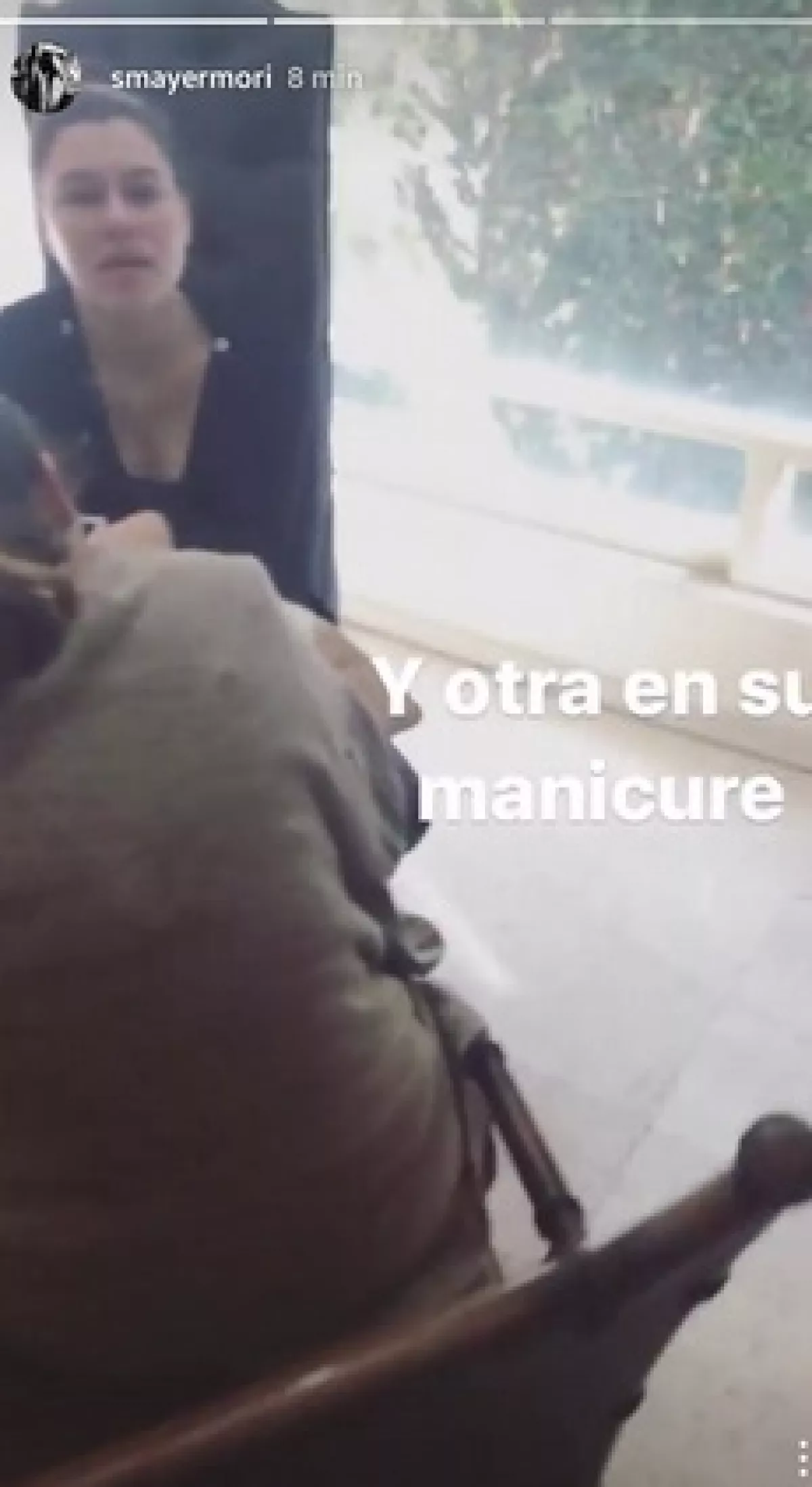 NAtalia haciéndose manicure.