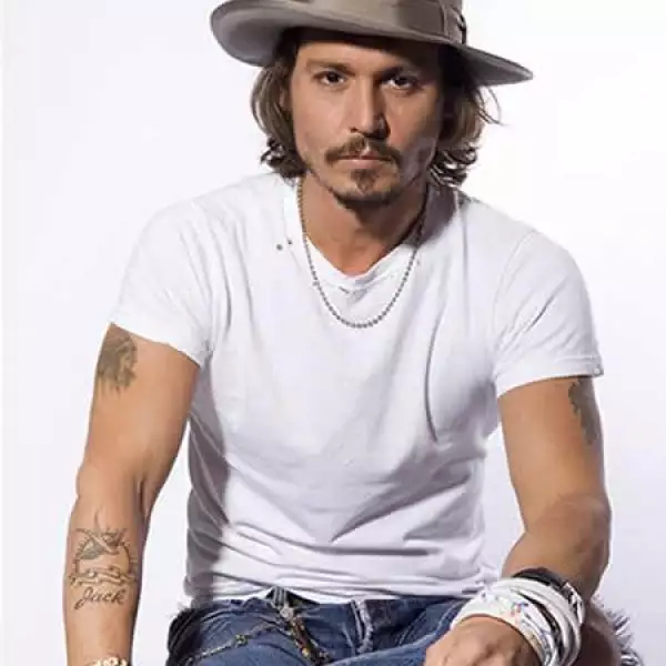 Johnny Depp es un gran aficionado a los tatuajes, se conocen más de 14. Además de el nombre de sus hijos Lily Rose y Jack, tiene uno que lee “Wino Forever”, el cual solía decir “Winona Forever” hasta antes de su rompimiento con la actriz. Depp tiene tambi