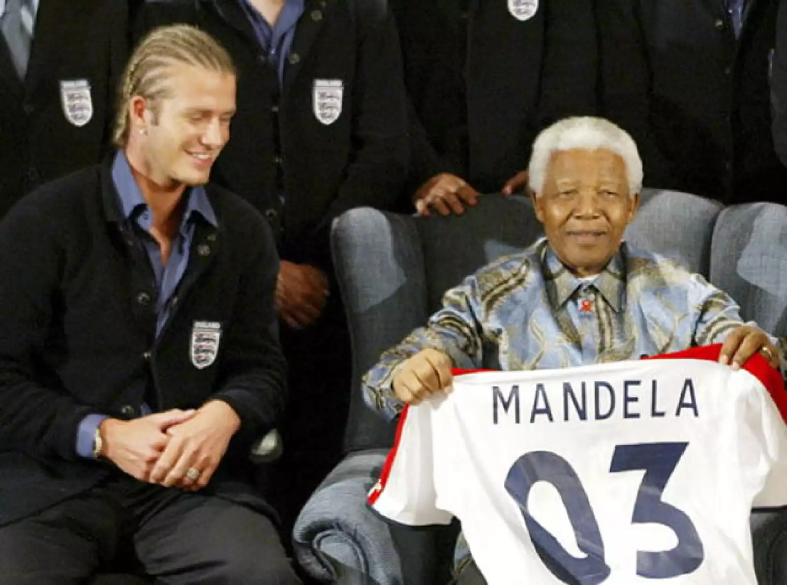 David Beckham, como capitán de la selección de futbol inglesa, le entregó su playera oficial a Nelson Mandela en 2003.