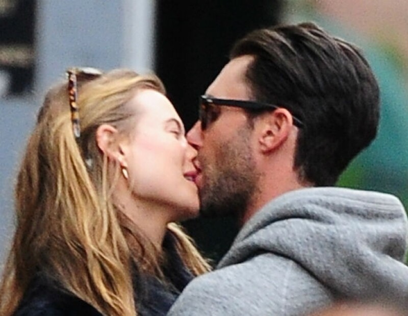 Un beso pasional reafirma el amor entre Adam y Behati.