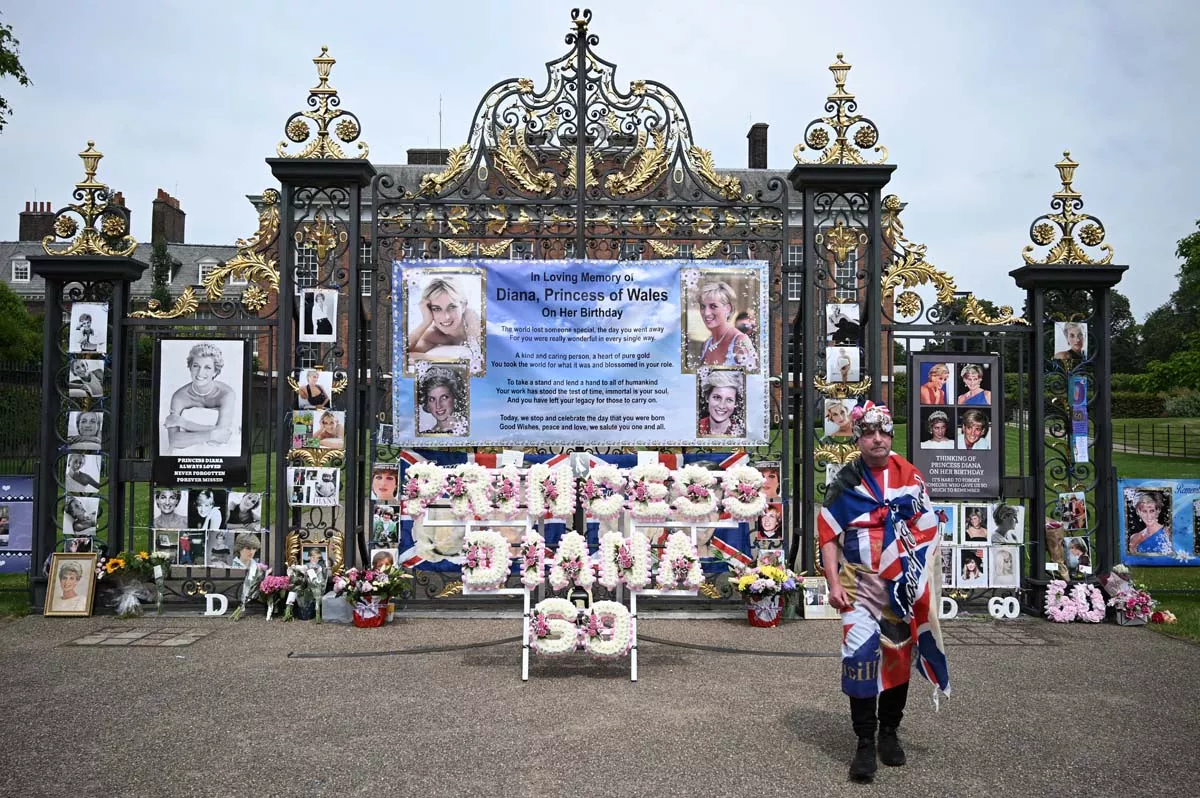En las puertas del Palacio de Kensington hay fotos, pancartas y arreglos florares para celebrar lo que hubiera sido su cumpleaños 60.