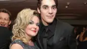 RJ Mitte junto a su mamá, Dyna Mitte.