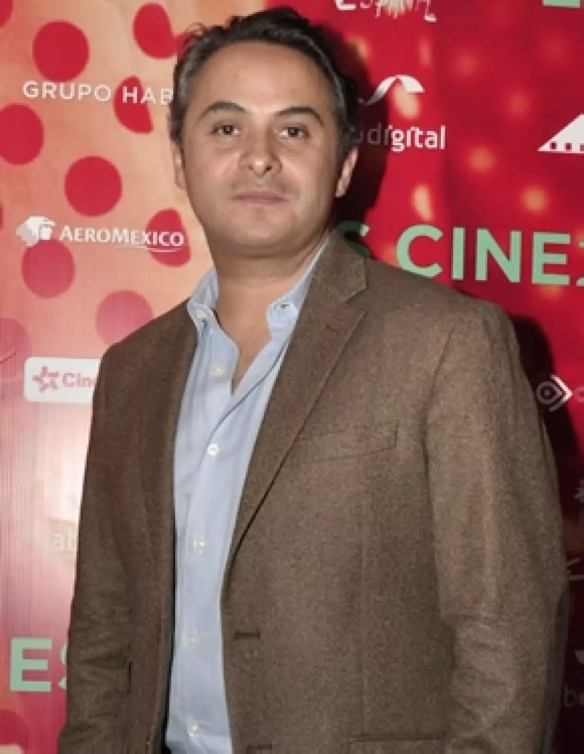 A pesar de que la cantante y el ex concursante de `La Voz… México´ han sido vistos juntos, Enrique asegura que ella aún no tienen novio.