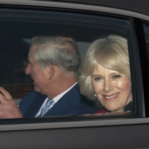 El príncipe Carlos y la duquesa de Cornwall llegaron y se fueron en el mismo auto.