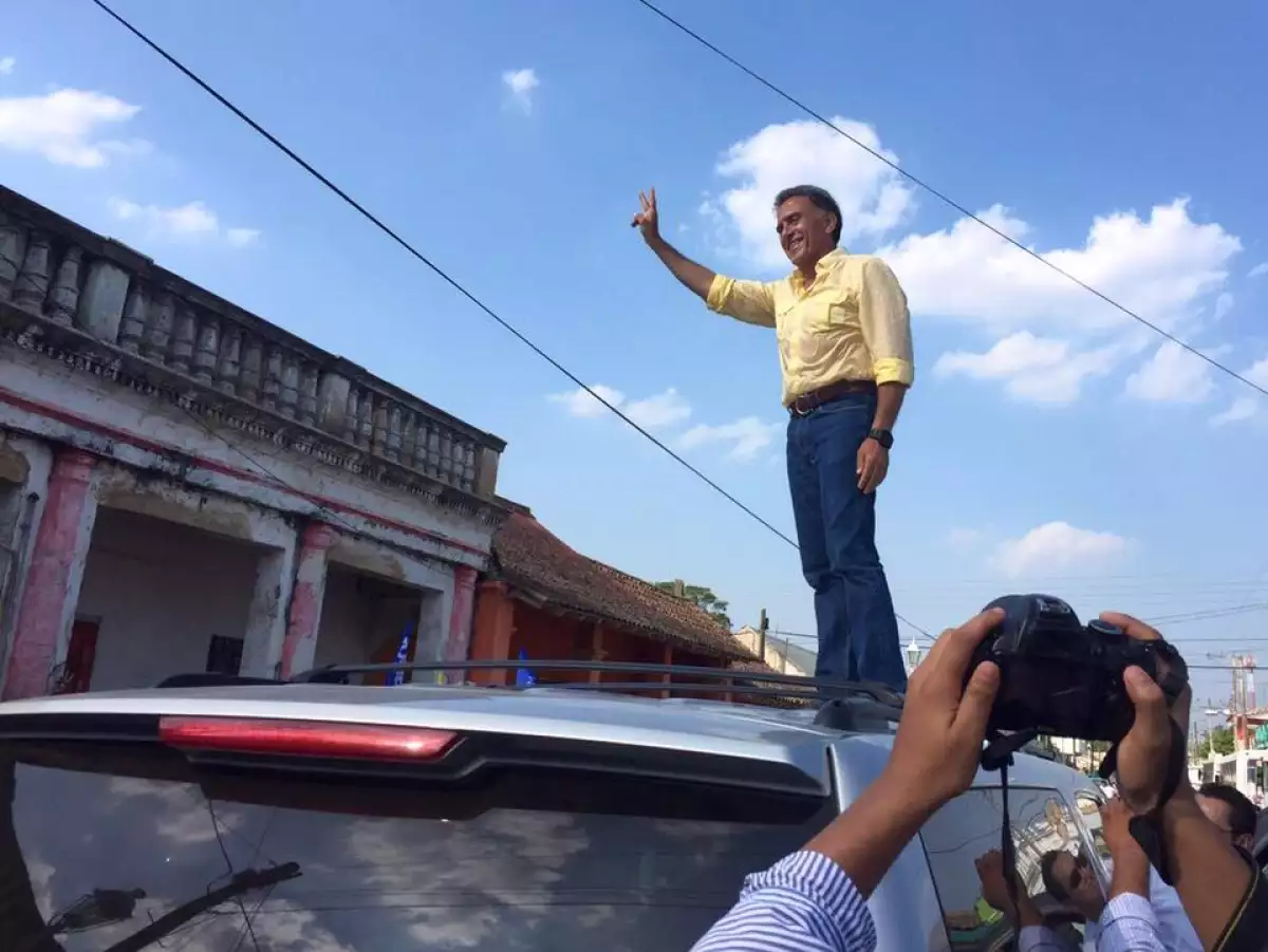 Según la encuesta publicada este viernes, el abanderado del PAN-PRD lleva poco más de 10 puntos de ventaja en las preferencias electorales. 