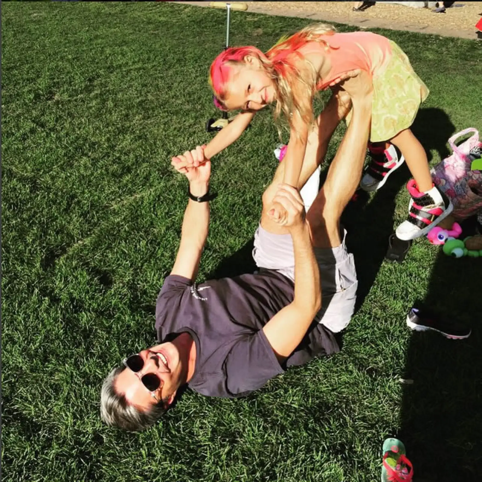 Ernesto es un papá muy entregado con sus hijos.