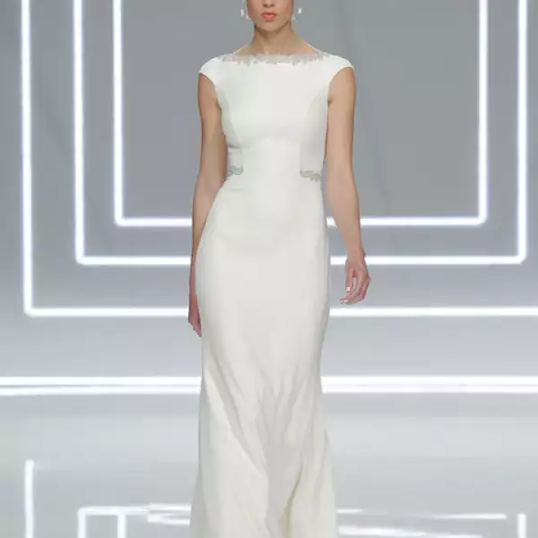 Vestido Naima de crepe de seda con espalda joya en hilo de plata y cristales.