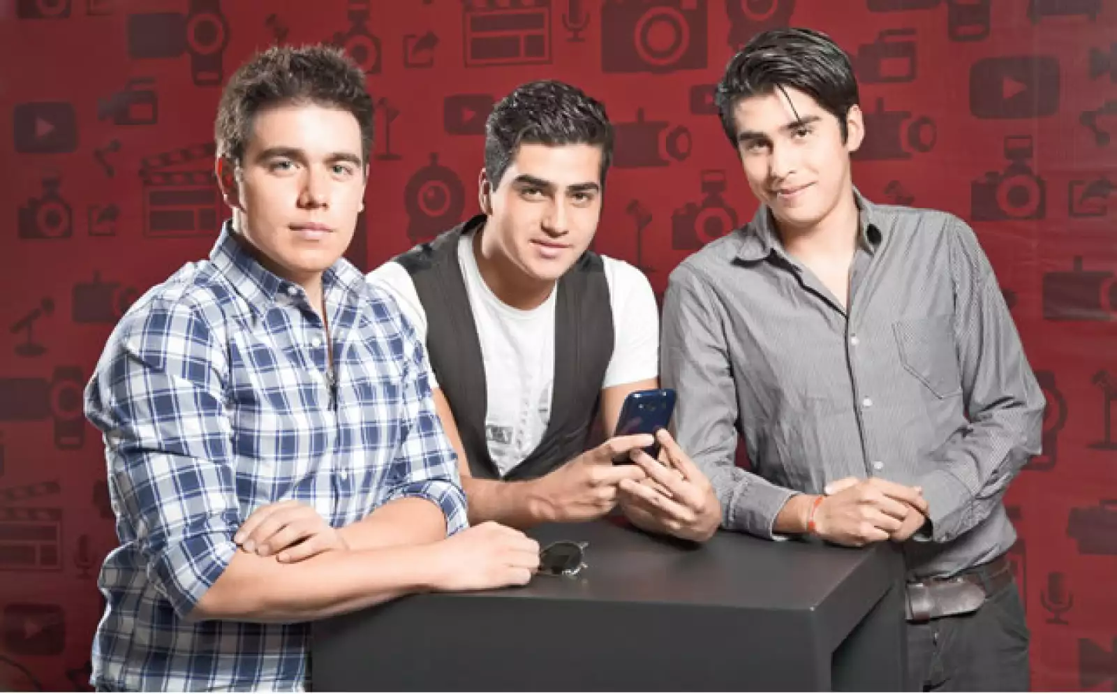 Los productores de Rayovisión, Rodrigo Raygoza, Kevin Rogers y Rhuak Michell cubren los pequeños gastos de producción de sus videos con las ganancias obtenidas por la publicidad en YouTube. A pesar de que no tienen clientes comerciales, su éxito en la red