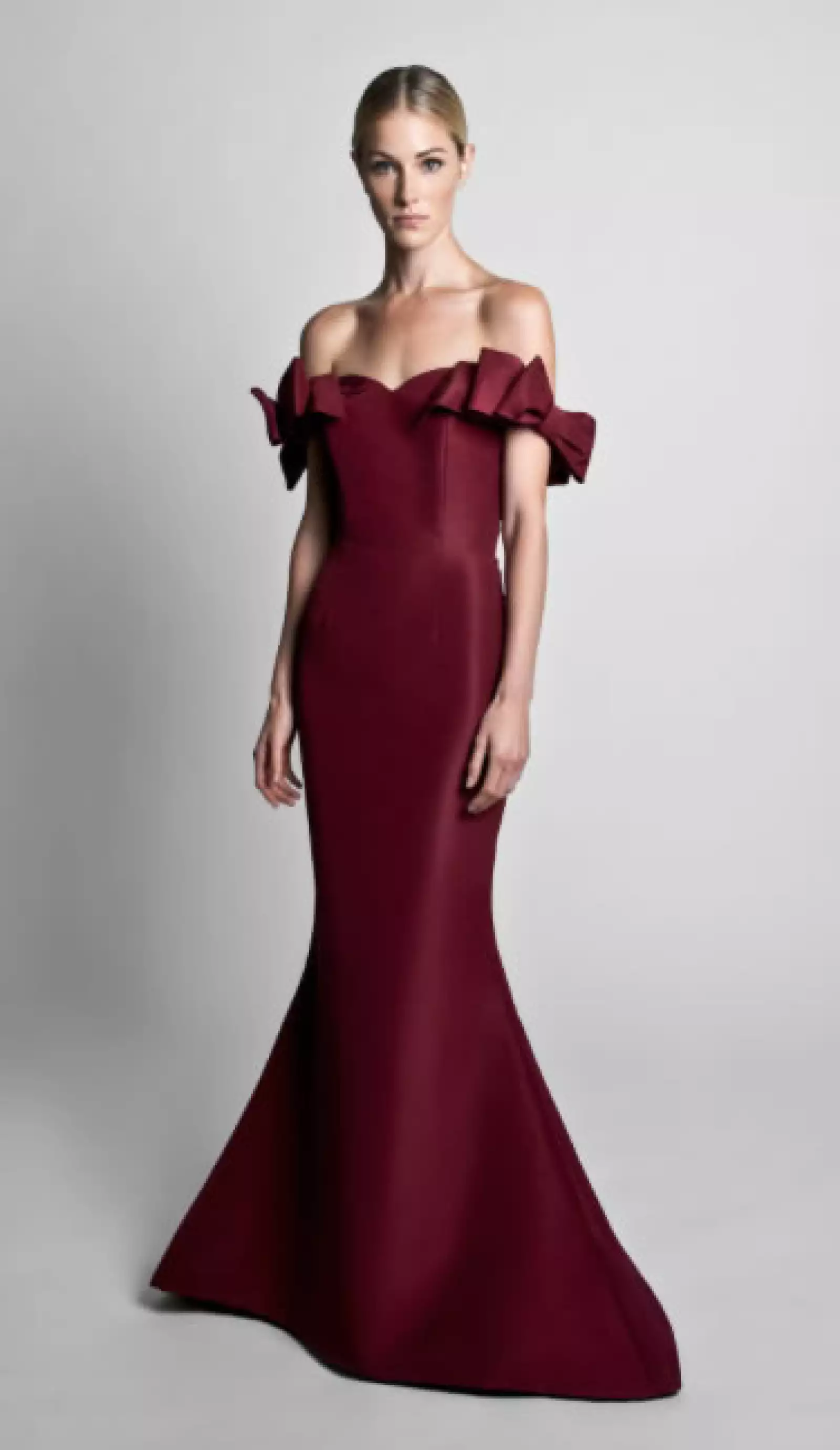 Este vestido de Alexia Maria es ideal para una boda invernal. El color borgoña lo convierte en automático en un look de esta temporada.