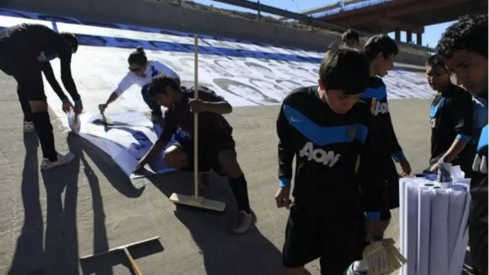 niños pegan fotos en juarez