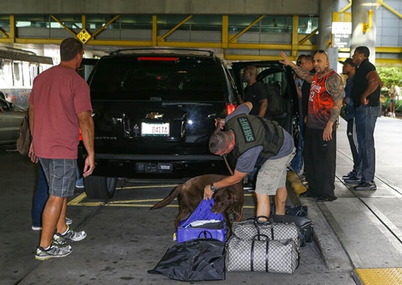 A su llegada a Miami su camioneta fue revisada por personal de la policía y por perros sabuesos, esperando encontrar droga.