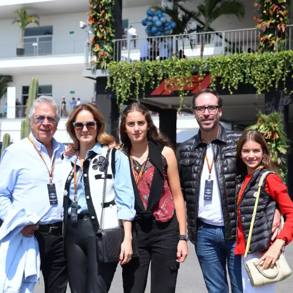 Roberto y Vanessa Pliego, Sofía, Alejandro y Alexandra Chico 