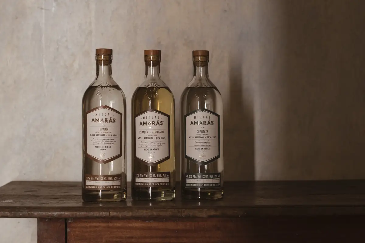 Mezcales de la casa Amarás. (Cortesía).