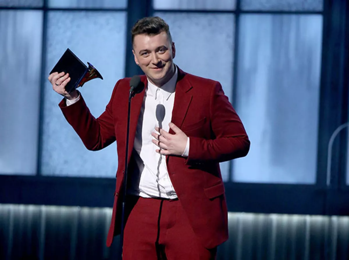 Sam recibiendo uno de sus premios.