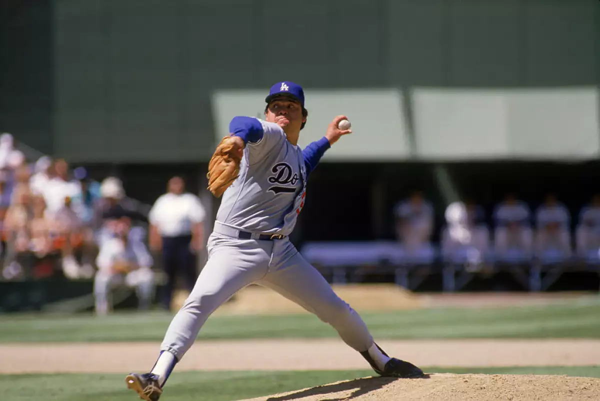 Foto del beisbolista mexicano Fernando Valenzuela lanzando una bola en 1987 para los Dodgers.