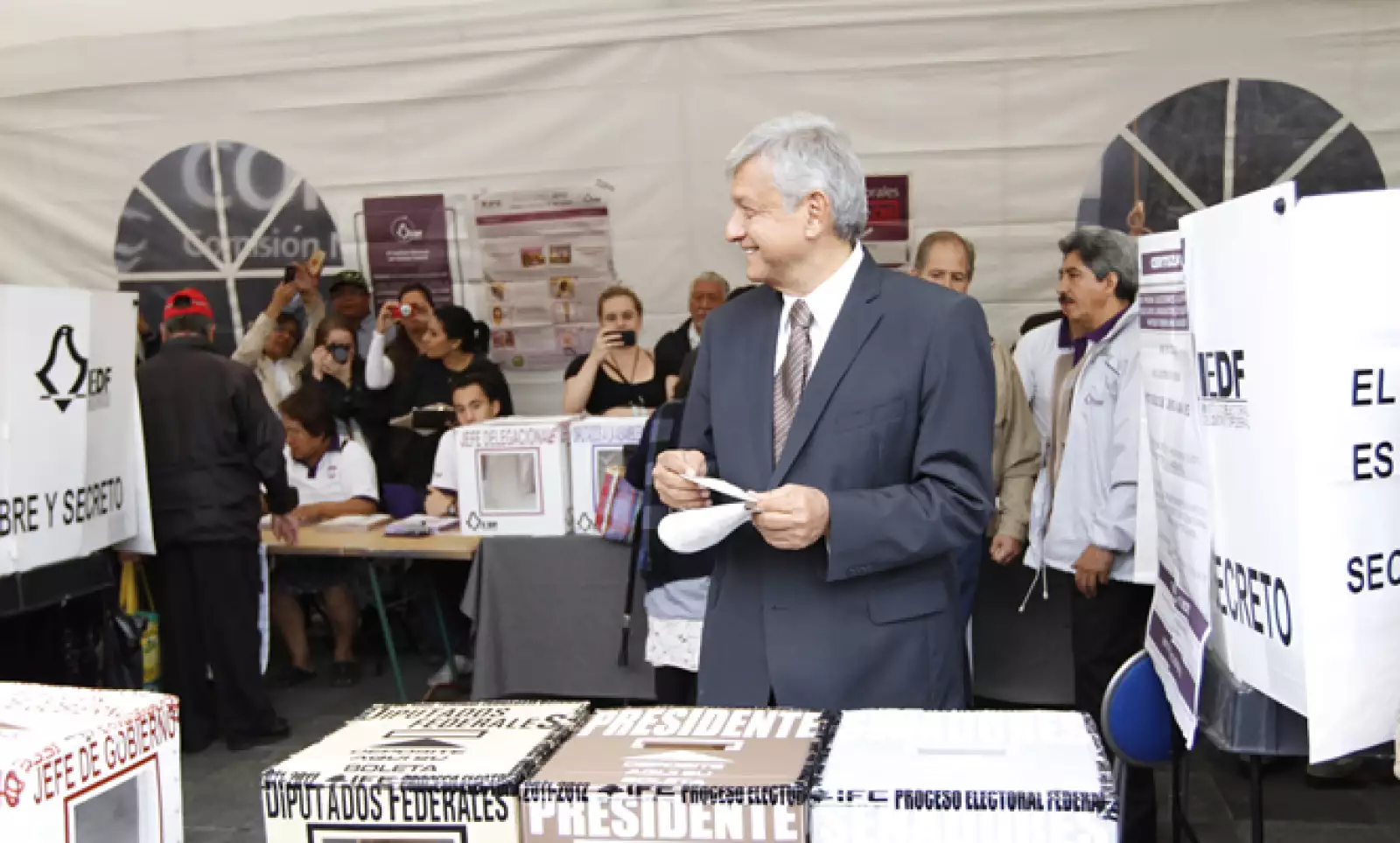 Andrés Manuel López Obrador, candidato a la presidencial del PRD, Partido del Trabajo (PT) y Movimiento Ciudadano,  llegó a las 8:00 horas a la casilla número 359, ubicada en la sede central de la Comisión Nacional del Agua.