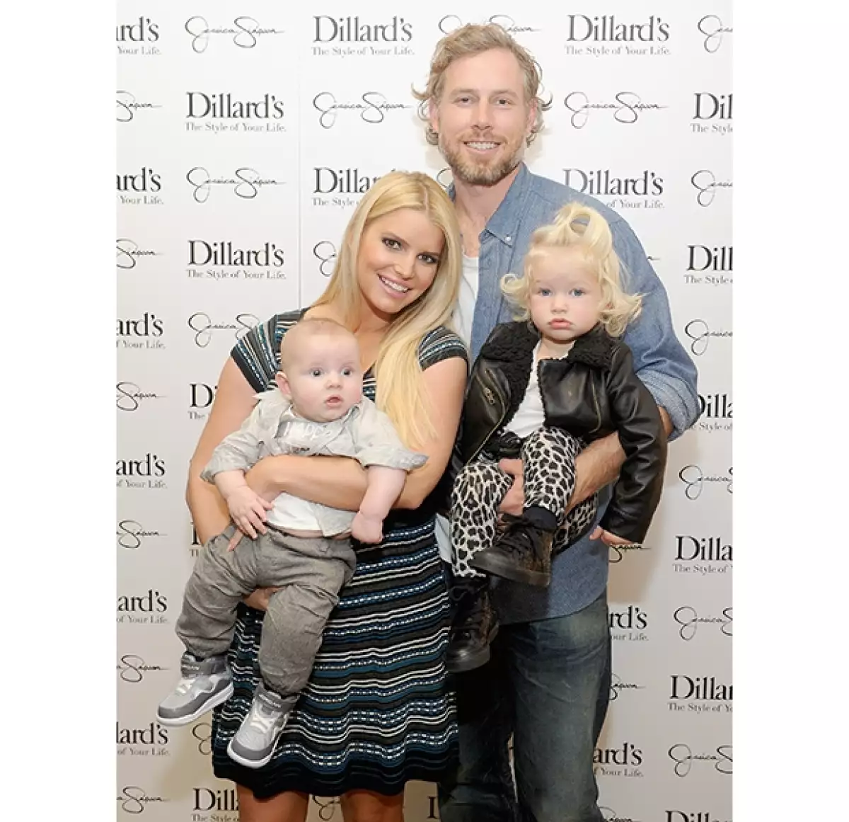 Jessica Simpson estuvo acompañada de su familia durante la presentación de su nueva línea de ropa.