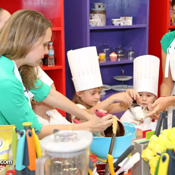 Mamás disfrutando con sus hijos la clase de cocina