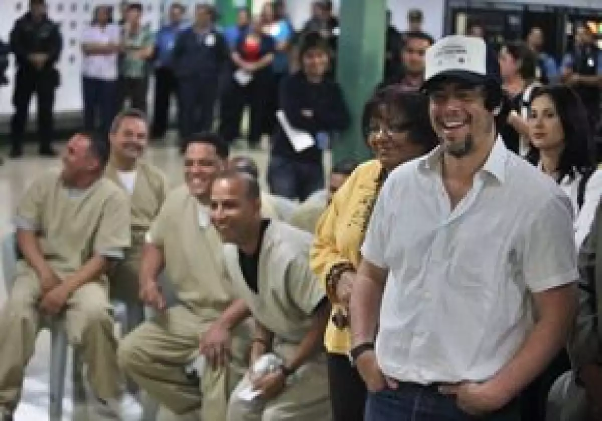 En una visita al complejo correccional Bayamón 1072, el actor afirmó que no se siente superior a los demás por su trabajo o por haber conquistado diversos premios de la industria cinematográfica