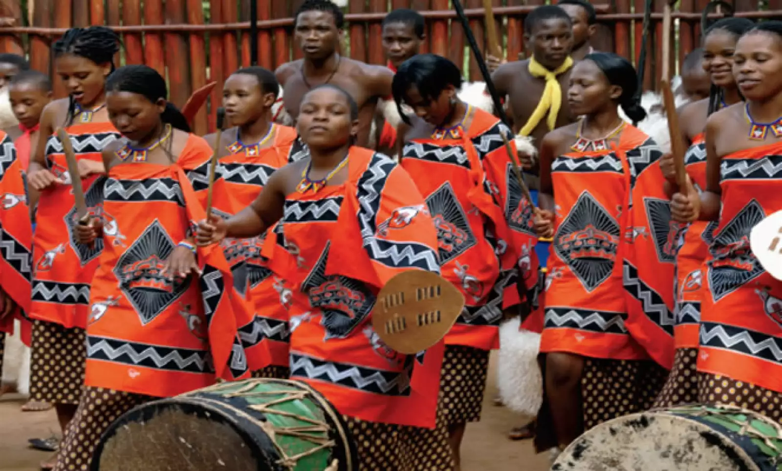 En la Villa Cultural de Mantenga se aprecia un baile espectacular de la etnia guerrera swazi, donde las mujeres deslumbran con su poderosa voz.