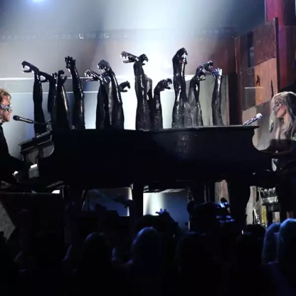 Lady Gaga y Sir Elton John abrieron la premiación de la mejor forma posible con un dueto de `Your song´.