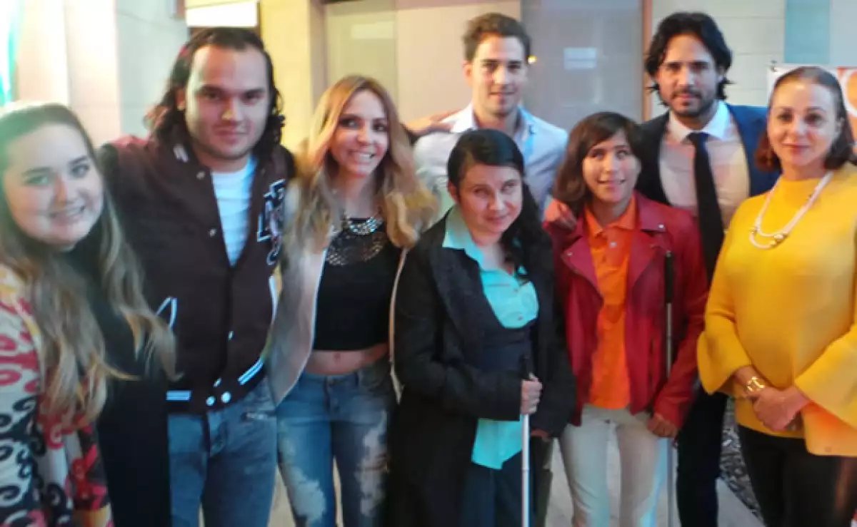 Mariana Abascal, Mariano Salgado, Erika Zaba, Esteban Abascal, José Ron y Domenica Naime de Salgado con niñas de la fundación.