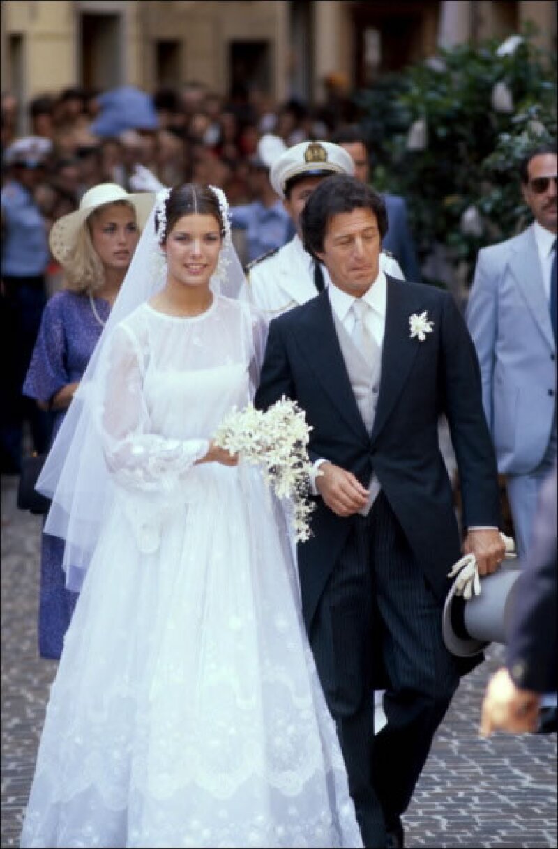 Aunque su primer matrimonio haya sido un fracaso, nadie olvidará a una guapísima Carolina fresca, joven y con aires bohemios caminando hacia al altar con Philippe Junot.