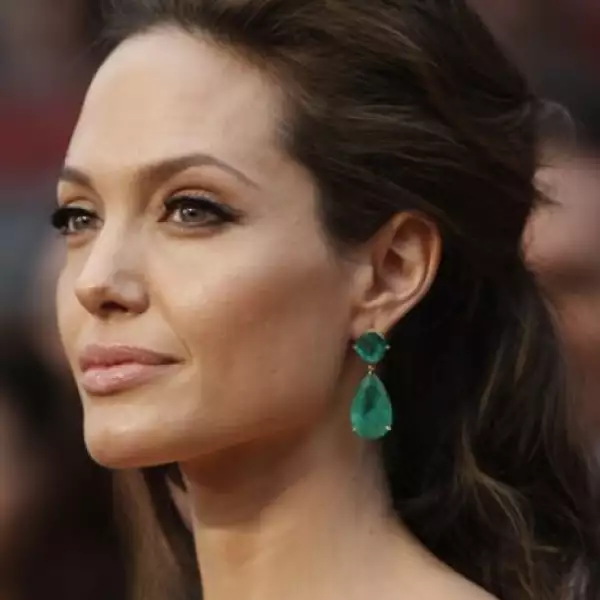 Angelina Jolie podrá haber llevado el pelo rubio para Inocencia Interrumpida, pero lo suyo es el castaño, y es como lo ha llevado siempre. Seguramente no querrá compartir color con la ex de Brad, Jennifer Aniston.