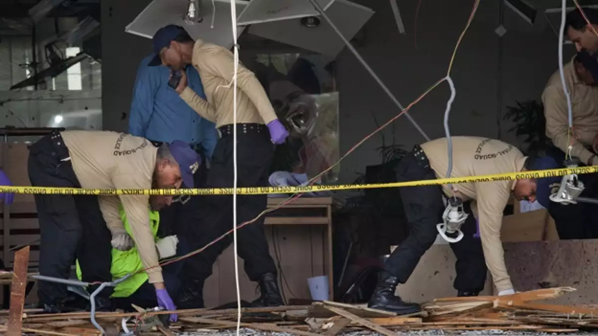 policias en el banco donde estallo una bomba