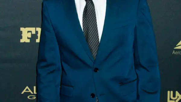 El guapo actor nos responde qué es lo que más le gusta de su trabajo, si le gustaría hacer una telenovela con Irán Castillo y hasta nos enseña su abdomen.