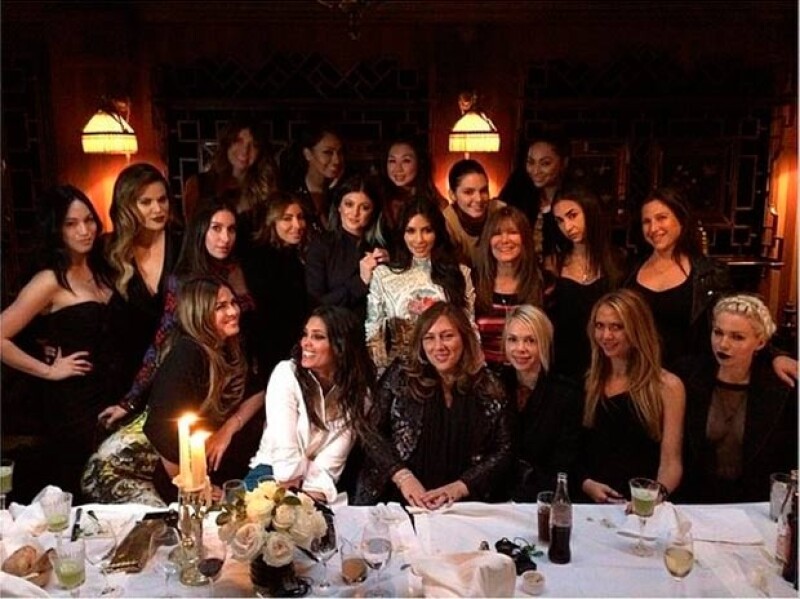 Previo a la salida, Kim ofreció una cena a sus amigas en el exclusivo Hotel Costes.