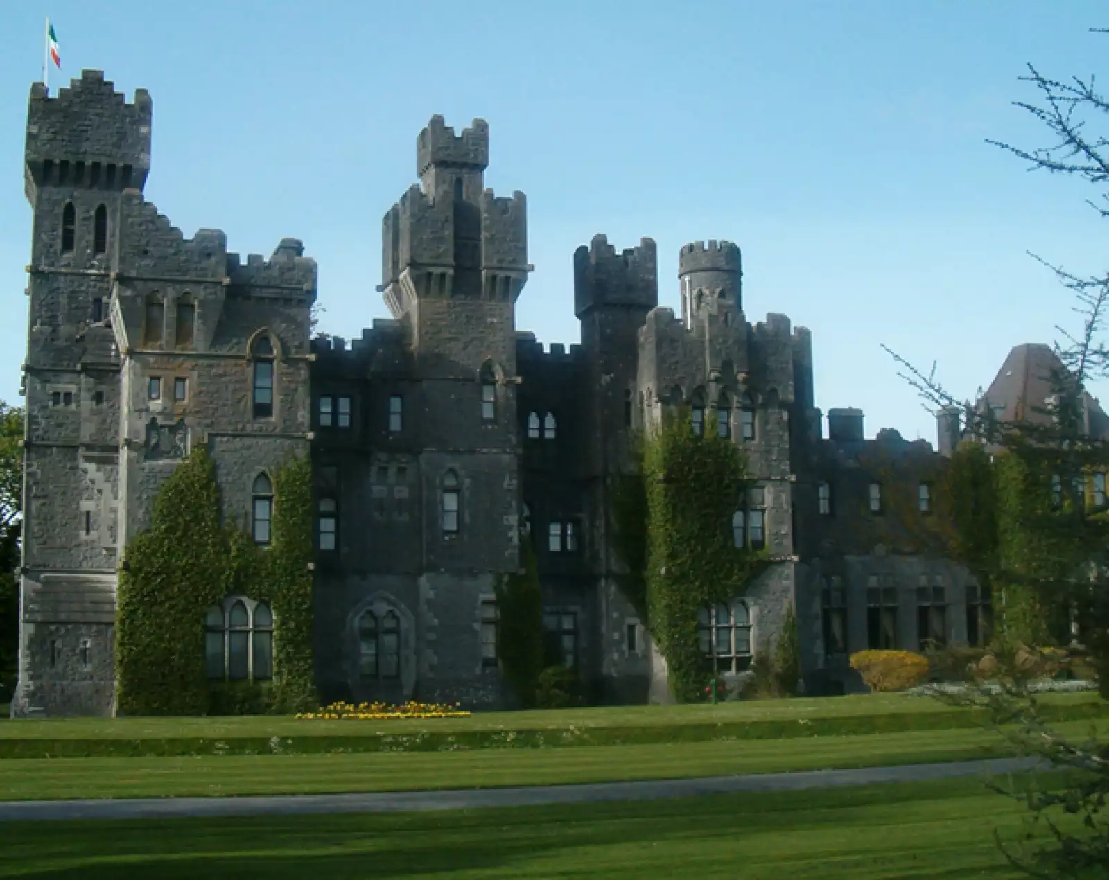 Si tu sueño siempre fue tener un castillo, estás muy cerca de cumplirlo. El Castillo de Ashford fue reconvertido en hotel. Este lugar en Irlanda del Norte te encantará.