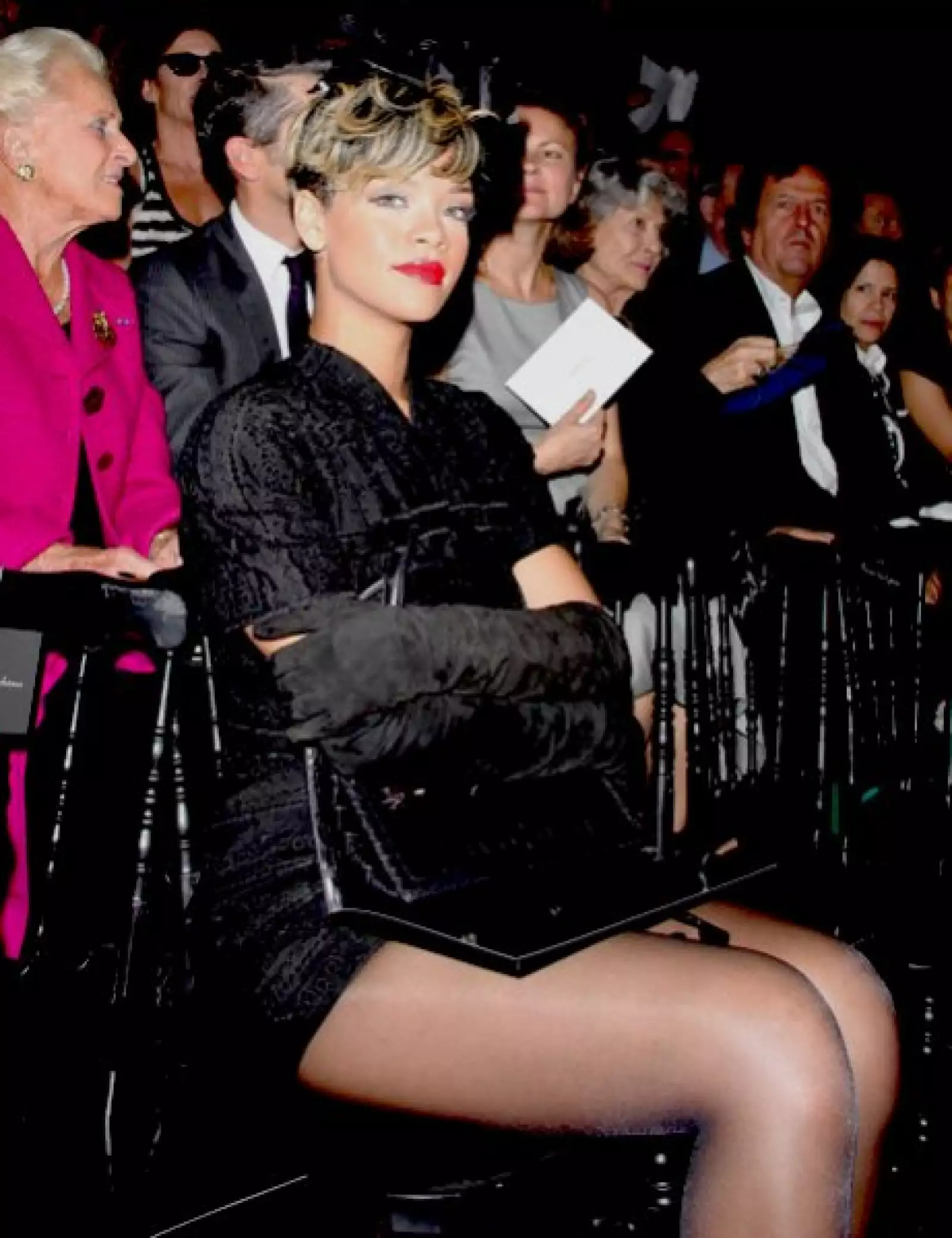 Rihanna, en primera fila, fue una de las famosas que no se perdieron el desfile de la coleccion 2010 de Christian Dior