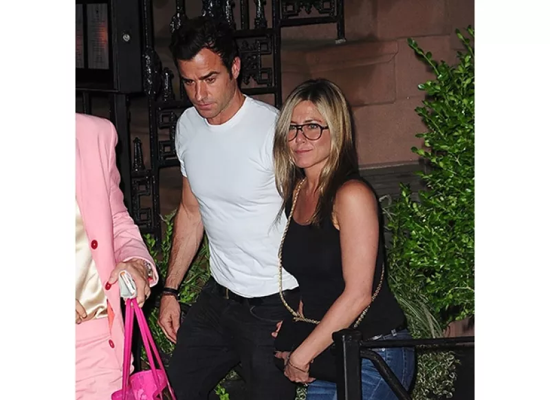 La pareja ofreció una fiesta de cumpleaños masiva en su recién remodelada mansión de Bel Air, con invitados como Ben Stiller, Tobey Maguire John Krasinsky y Emily Blunt.