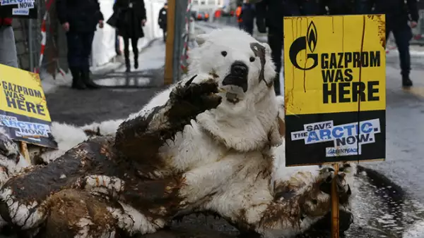Activistas de Greenpeace vestidos de osos polares protestan cerca del WEF contra los derrames petroleros.