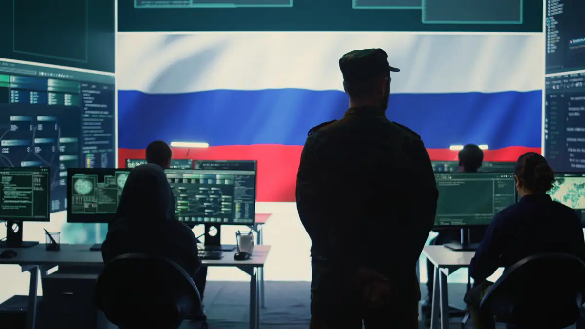 El hacker militar del ejército ruso que trabaja en la sala de control gubernamental descifrando sistemas de red de estados rivales para difundir noticias falsas y propaganda de guerra híbrida. Estrategia de la ideología de lavado de cerebro. Cámara B.