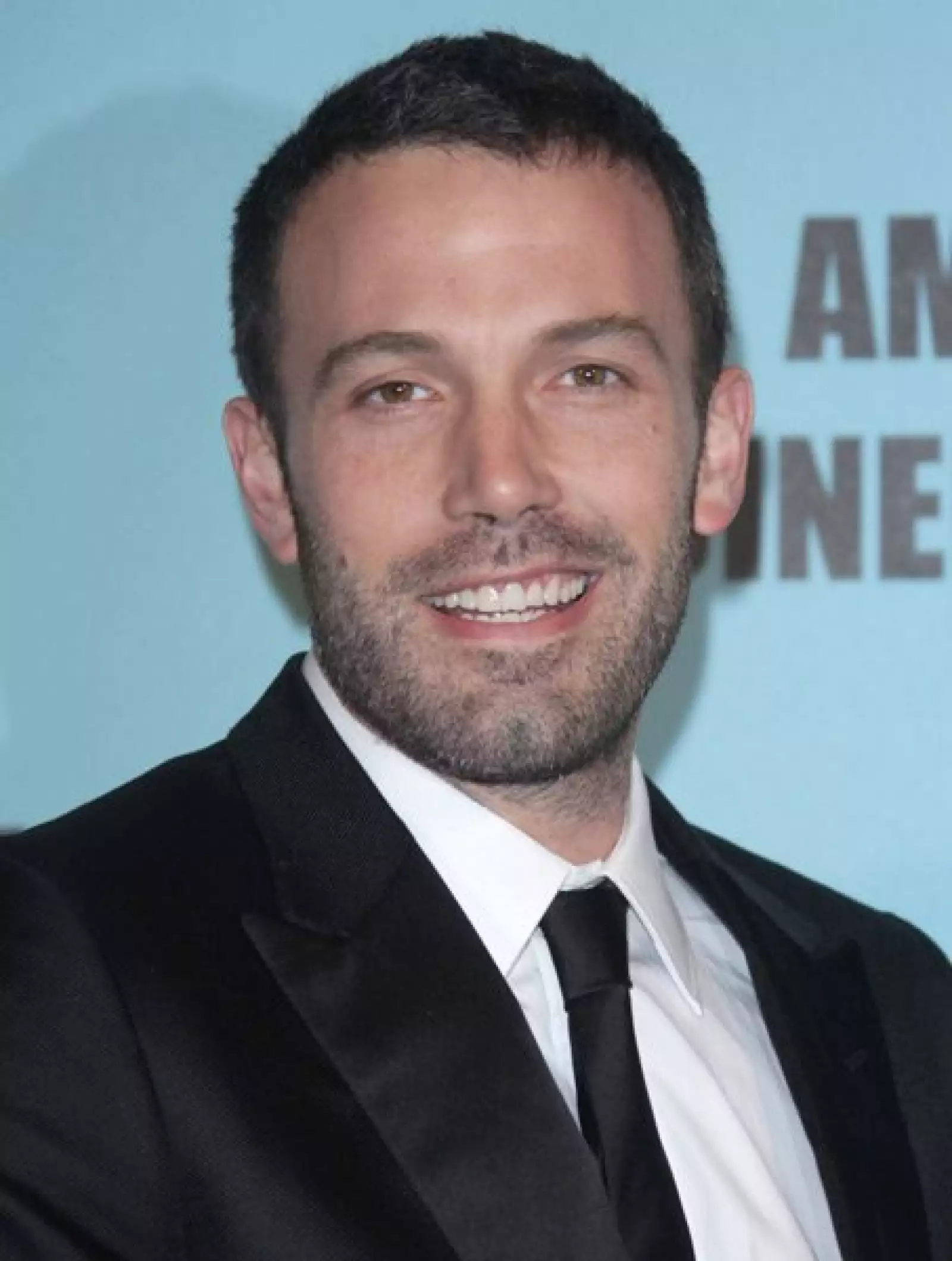 Ben Affleck le fue infiel a J.Lo con Tammy Morris, de 29 años, una bailarina. Por tal motivo rompieron su compromiso de casarse.