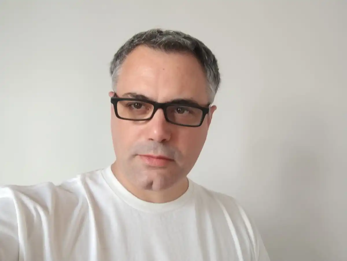 Retrato del productor Sebastian Gamba. 