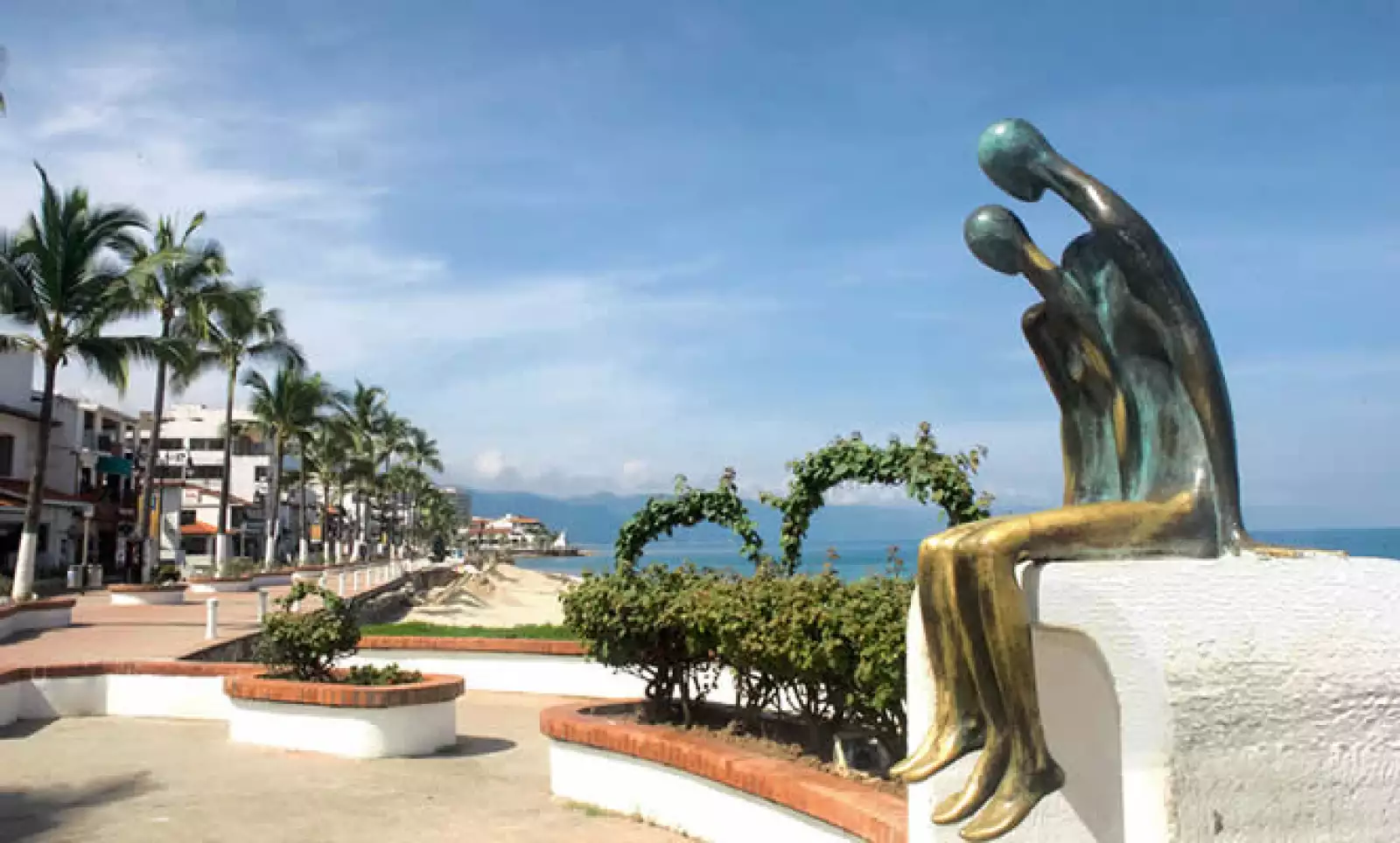 A todo lo largo del malecón de Puerto Vallarta, podrás encontrar esculturas, como este ejemplo llamada ‘La Nostalgia’.