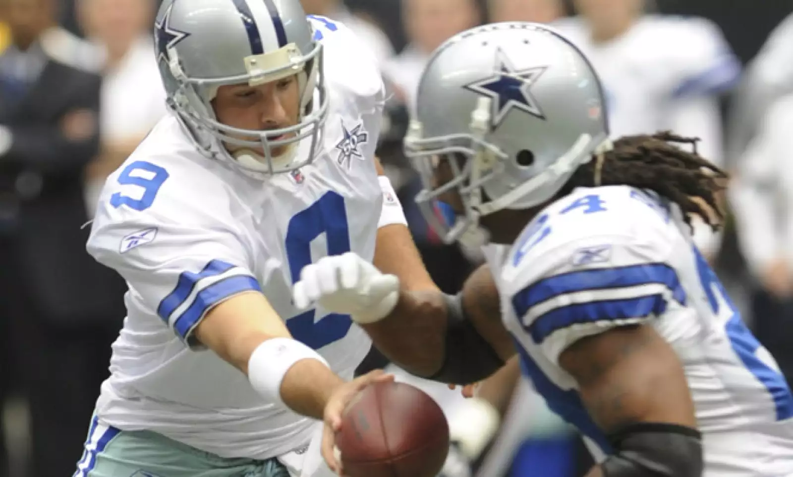 El otro equipo con más aficionados, los Vaqueros, tienen de mariscal de campo al mexicoamericano de segunda generación Antonio Ramiro Romo.